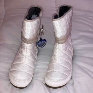 Columbia white winter boots size 8 never have been worn
